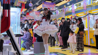 Super cute twin ponytails, I'm sorry that she dances so cutely in a puffy skirt, she's too cool