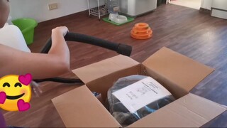 Vacuum unboxing (Cat vs Vacuum) || Clowder zone