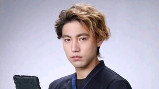 โคยานางิ ยู ร่างมนุษย์ของเดคคาร์ด วายร้ายซีโร่ ปรากฏตัวขึ้น น้องชายของอุลตร้าแมนกีด ซึ่งเข้าร่วมทีมว