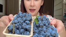 Nemu blueberry yang masih tangkai an di supermarket … cobain yukkk beda gak rasanya ….