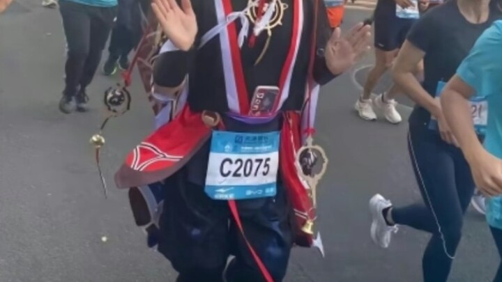 "Uncle Sanbing" suddenly appeared at the Tianjin Marathon! (He is undoubtedly a true fan)