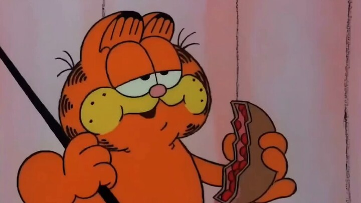 Di mata Garfield, Odie adalah monster berlidah panjang yang lidahnya sangat panjang hingga bisa dija