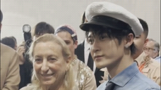 Tan Jianci took a photo with Ms. Miuccia Prada and gave her a folding fan with Chinese characteristi