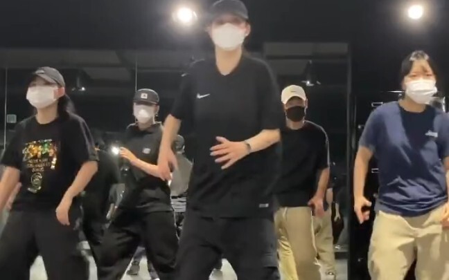 การออกกำลังกายเบื้องต้นสำหรับการป๊อป ป๊อปเปอร์หญิงน่าทึ่งมาก