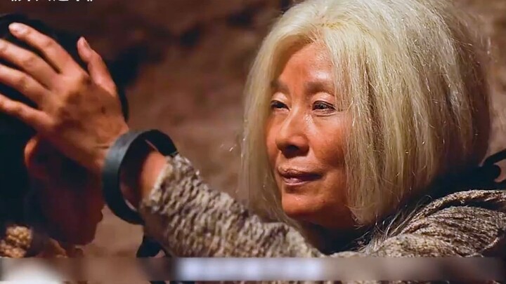 老太婆施展异能，抽走小女孩的记忆，随后再将自己的记忆取出。