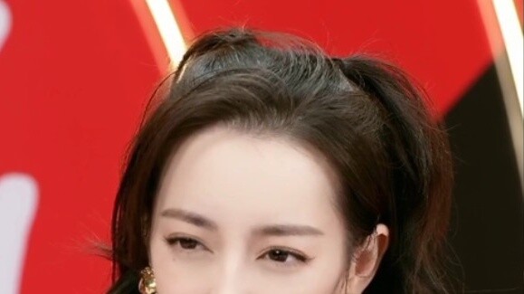 What Dilraba Dilmurat looks like after turning on the beauty filter. Hahahaha, I am dying of laughte