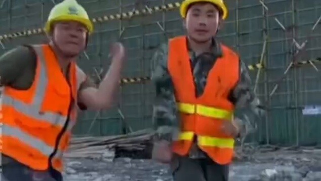 The construction site guy loves dancing. After unremitting efforts, he danced on the same stage with