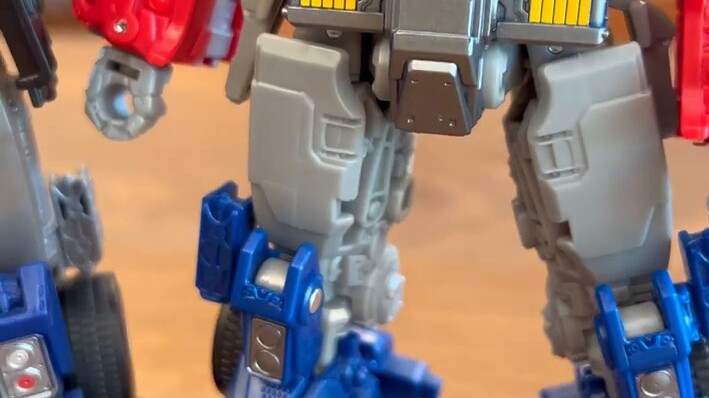 [Vertical version 1 minute] Is this year's most popular Optimus Prime going to be beaten by his pred