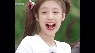 Jennie yang sangat cantik dan menawan di atas dan di bawah panggung