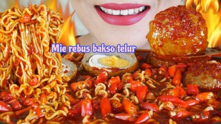 SUPER PEDASS, MIE REBUS DI KALA MUSIM HUJAN, BAKSO TELUR DAN IRISAN CABE RAWIT | EATING SOUNDS