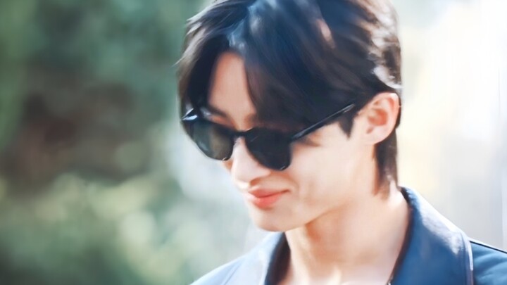 สมกับเป็นนางแบบสูง 190+ เดินแบบเก๋ๆ เลยจ้าาา...