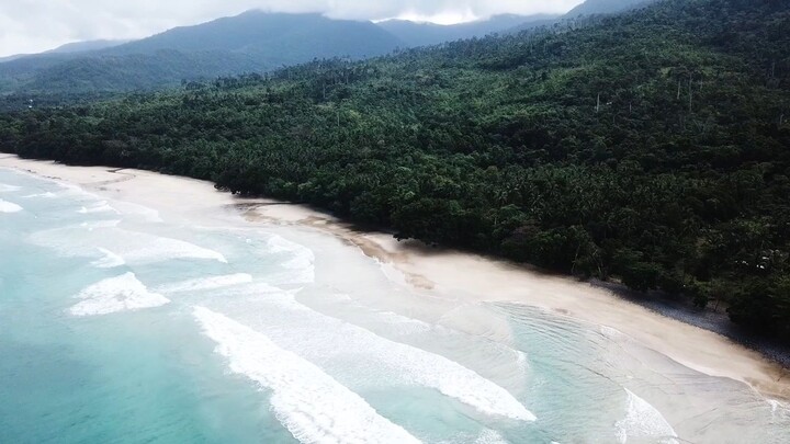Unwind your mind on this wonderful beach of Palawan