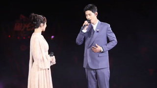 Another angle I haven't seen before, the Starlight Awards yyds‖ Yang Zi and Xiao Zhan sang together,