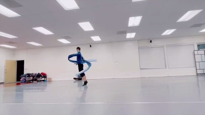 Water sleeve dance can also be so soul-stirring, mighty and masculine by Teacher Wang Xiaoming
