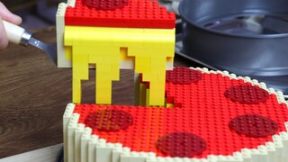 Chicago Deep Dish Pizza tidak hanya berserabut tetapi juga penuh dengan jus! [LEGO Stop Motion Anima