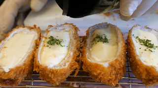 ชีสบอมบ์ โฮมเมดชีส หมูทอด / หมูทอดกับมอสซาเรลล่าชีส - อาหารริมทางเกาหลี