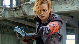 Perhatikan Kamen Rider yang telah dirasuki oleh Momotaros