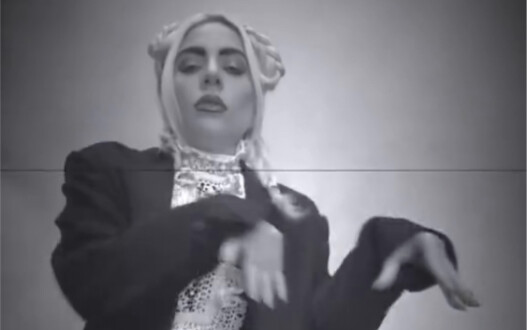 Itu benar-benar tarian Gaga, oke? Itu sangat cocok untuknya.