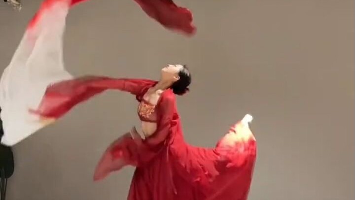 Camellia putih dan begonia liar merah | Kostum tari merah Tiongkok dengan gaya oriental tangan bebas