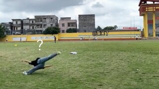 Hari ini suasana hatiku sedang buruk, tapi setelah menonton ini, aku tertawa sepanjang malam