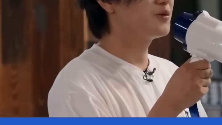 Tôi nên nói thế nào nhỉ... nói thế này nhé... hơi lạ một chút... khóe miệng tôi hơi nhếch lên