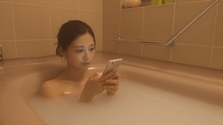日本黑客利用手机摄像头监控少女私生活，几分钟看完犯罪推理片《虽然只是弄丢了手机2》