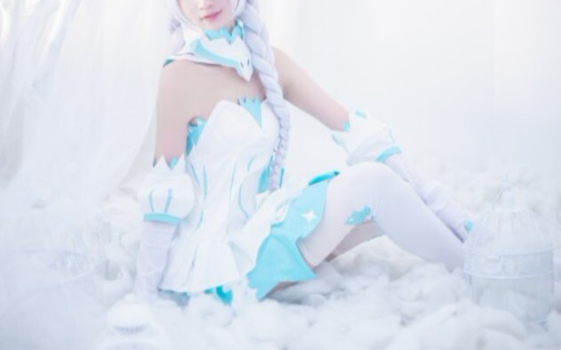 [Cosplay Collection] The girl cosplays Honkai Impact Sanqiyana Winter Princess skin. The girl is so 