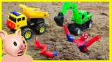 Bé cá đồ chơi - Máy xúc múc đất cứu hộ Người nhện | Video lồng tiếng