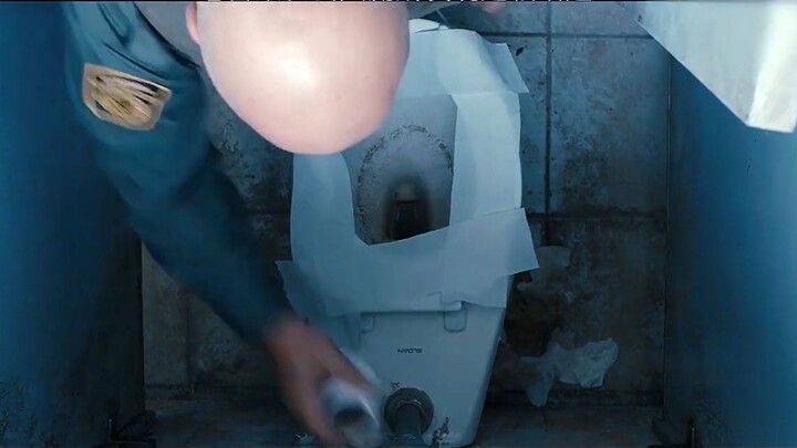 The old policeman found a smuggling tunnel in the public toilet!