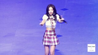 Penampilan imut Jennie di "Whistle"