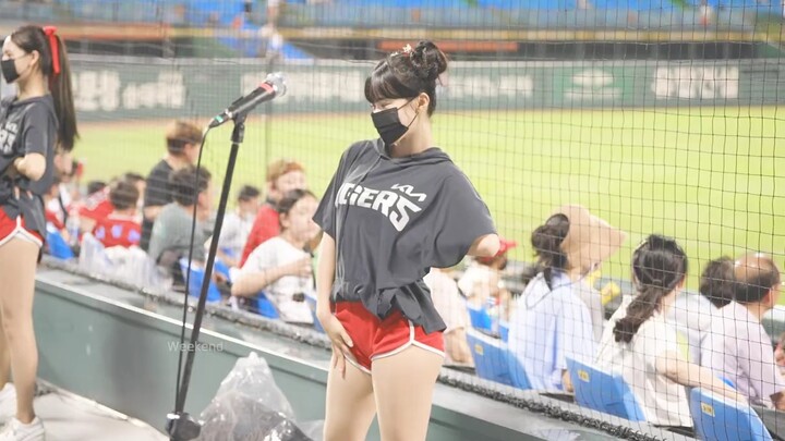 Korean cheerleaders dance live