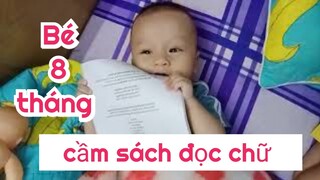 Em bé 8 tháng tuổi biết cầm sách đọc chữ