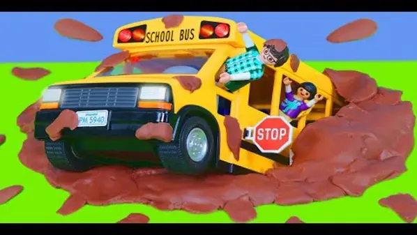 [Anime][LEGO] School bus in a muddy puddle