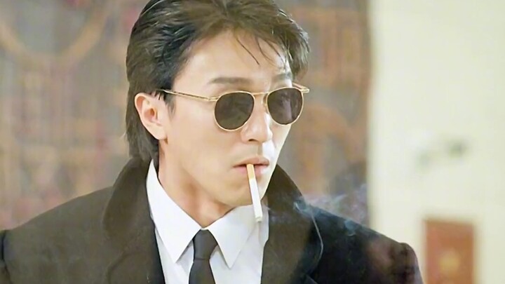 Stephen Chow used a note to rob a bank, but the staff gave the wrong note. Stephen Chow had no choic