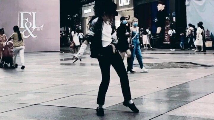 การแสดงมูนวอล์กของ Billie Jean ต่อหน้าฝูงชน