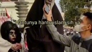 Hayo liat apa hantu islam kah?