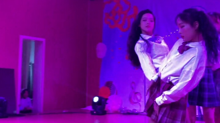 Điệu nhảy cover của Cosmic Girls hmph!