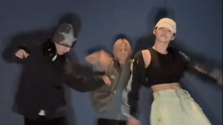 Oh Hae-won x Jiwoo x Jang Kyu-jin "sticky" challenge