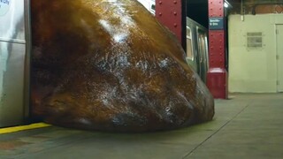 洗漱池涌出神秘怪物，一直对女孩穷追不舍