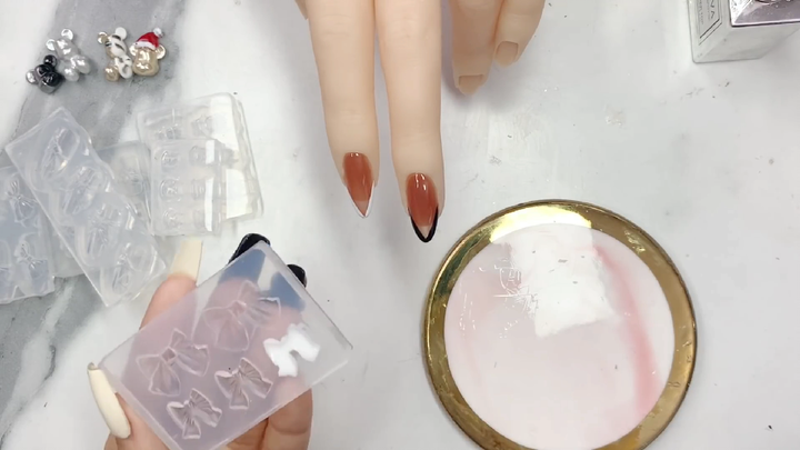 Khuôn silicon nail là công cụ không thể thiếu cho những ai yêu thích làm móng. Với khuôn này, bạn sẽ dễ dàng tạo ra những mẫu móng độc đáo và chuyên nghiệp. Hãy xem hình ảnh liên quan để khám phá thêm các khuôn silicon nail tuyệt đẹp.