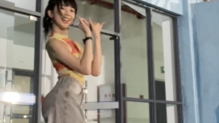 【Chạm】Tôi đang nhảy trên sân chơi và bị bạn tôi bắt gặp, hahahaha
