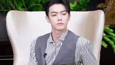 Xu Kai looks at his broken picture