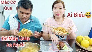 Ăn Mì Khô Món Ăn Của Người Hoa Ở MALAYSIA, Chồng NGUYÊN Mắc Cỡ Khi Để Máy Quay Quá Gần Vì Sợ Xấu