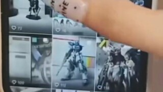 Another female internet celebrity on TikTok commented that Gundam is a Transformer?!