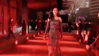 Liu Shishi is so pretty when she walks, swaying, graceful, confident and elegant