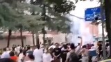 Đám đông đốt pháo trước khi Đại sứ quán Mỹ ở Thành Đô sắp đóng cửa