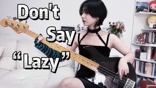 (การแสดงดนตรี)สาวAkiyama Mioผมสั้นเล่นเบสเพลงDon't Say Lazy ของ K-ON