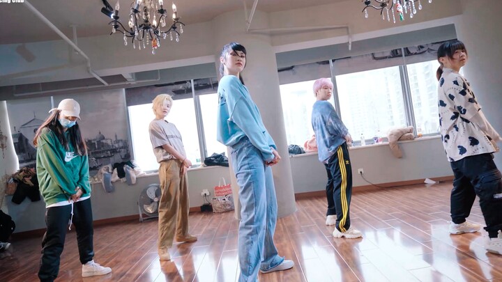 在"YG"的舞房跳SM的ZOO!? DODO老师线下课堂大跳ZOO 随堂视频