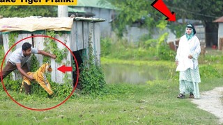 แกล้งเสือในที่สาธารณะ !! Fake Tiger vs Crazy Man Prank วิดีโอตอนใหม่ Dhamaka Furti