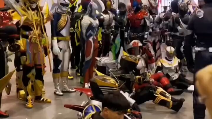 Sesuatu yang aneh menyelinap ke dalam pesta Kamen Rider